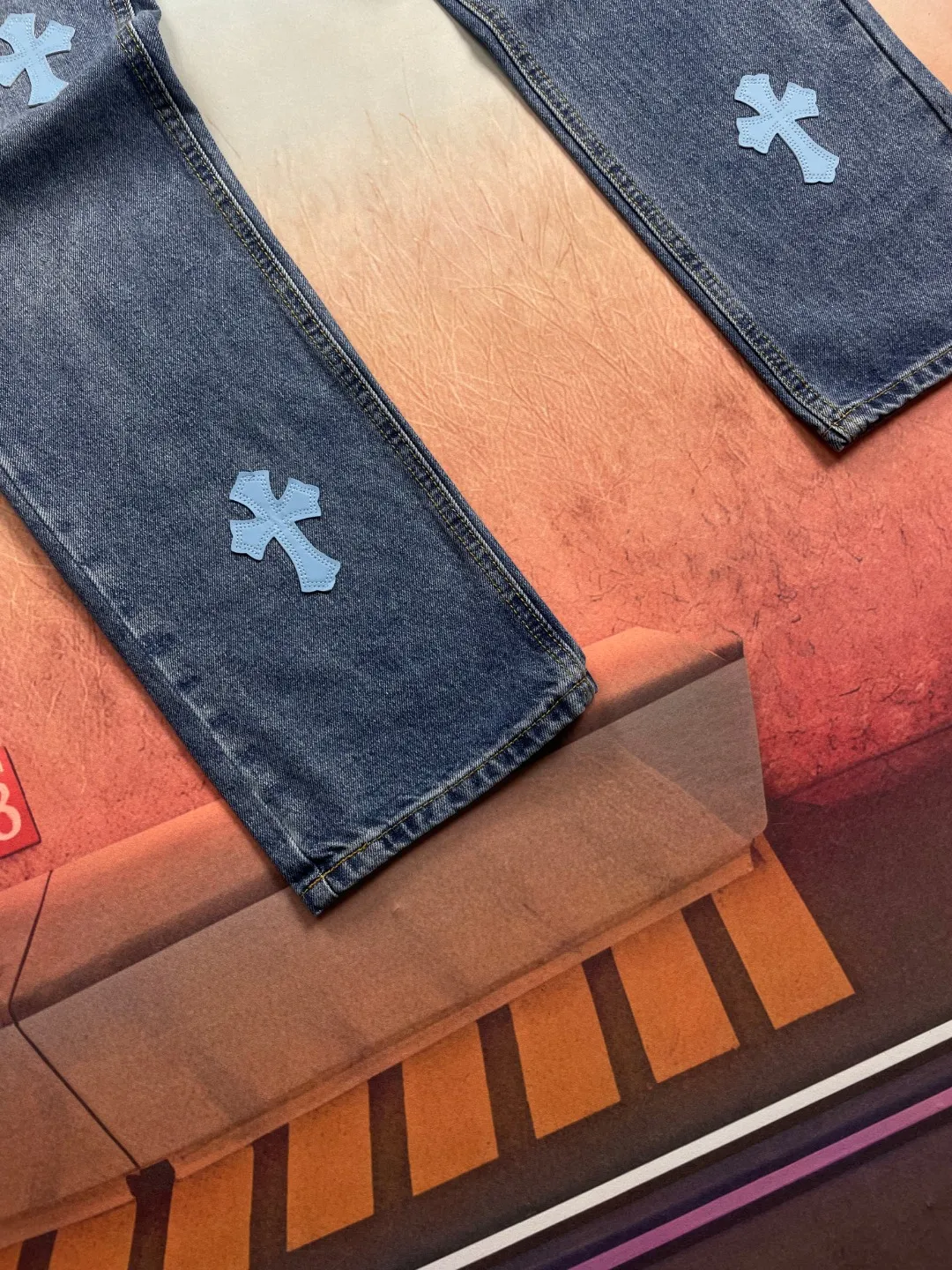 🅿️240 🔘Style No.-KL156 🔘Croline Heart𝐂𝐡𝐫𝐨𝐦𝐞 𝐇𝐞𝐚𝐫𝐭 Classic CH Blue Cross Patch Leather Jeans* These Cronic Heart Jeans show a luxurious and trendy style. High-quality denim is selected and undergoes complex washing processes to present natural gradient colors and retro textures. The iconic blue cross pattern is made of leather patches with exquisite cutting technology, and then finely sewn on the trousers by craftsmen, which is strong and delicate. The straight fit flatters your legs and is comfortable to wear. Pair it with a simple white T-shirt and white shoes to create a fresh and casual style; wear it with a black leather jacket and Martin boots to instantly transform into a cool and handsome punk style; combine it with a simple solid color shirt and loafers to create a sophisticated urban style and easily manage various occasions.  Size: S M L XL (28.30.32.34) Color: Blue
